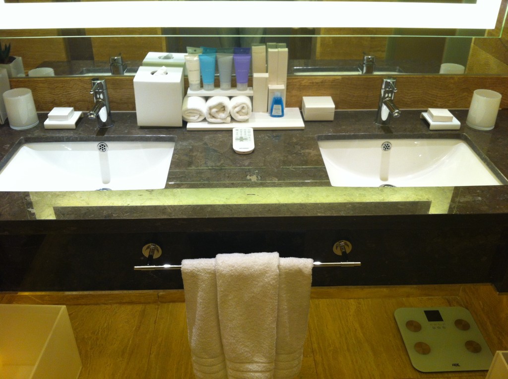 Dual sink/vanity